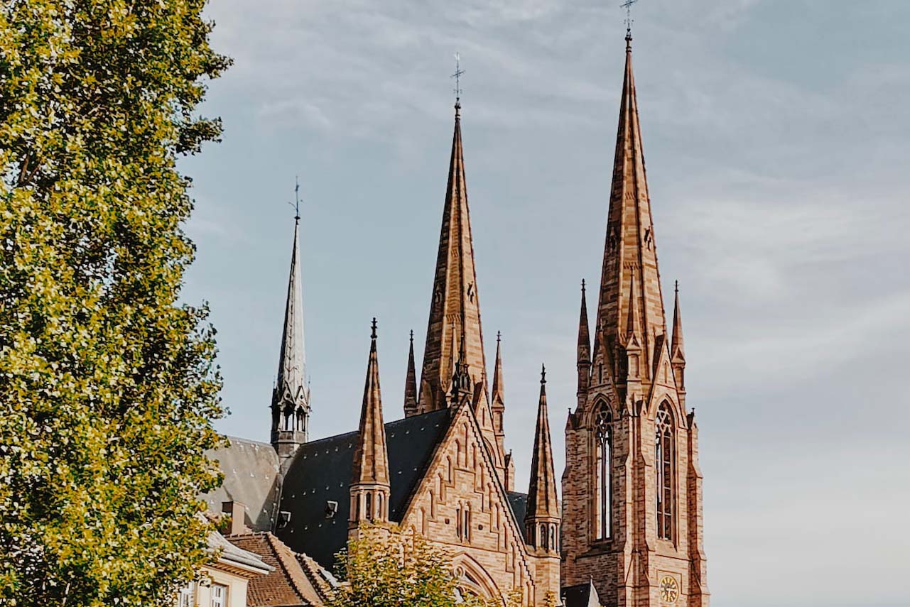 Qui a construit la cathédrale Clermont Ferrand : Notre-Dame-de-l’Assomption ?