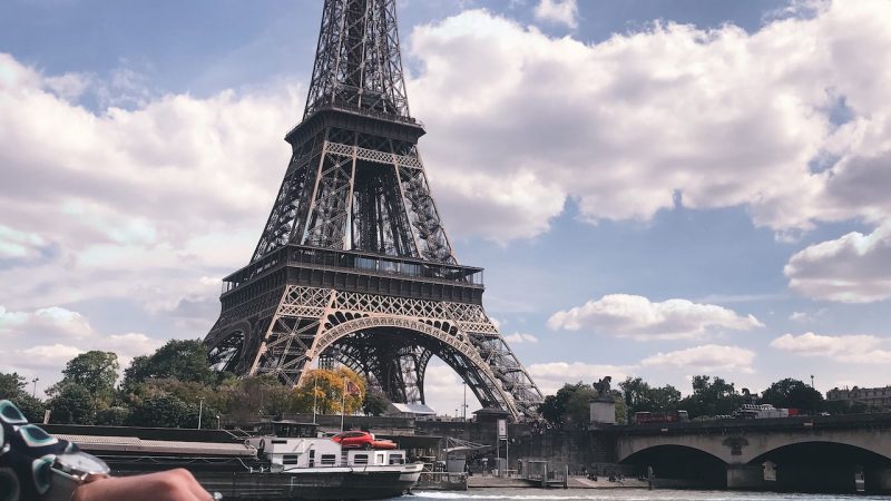 Le charme des hôtels sur les quais de Seine immersion dans l’histoire de Paris